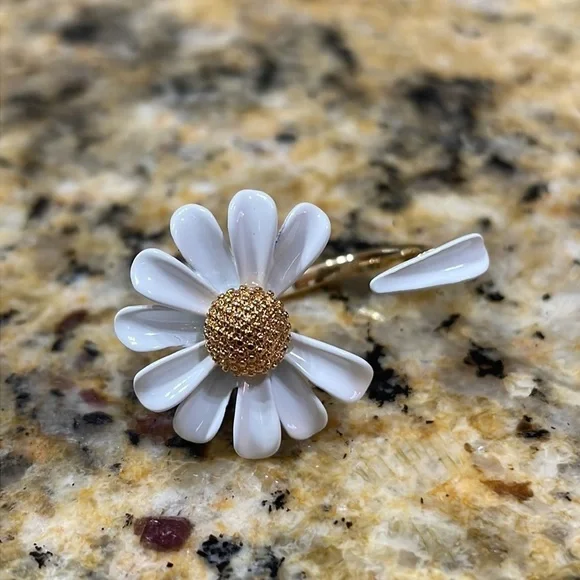 Into The Bloom Daisy Flower Ring - Picture 5 of 12